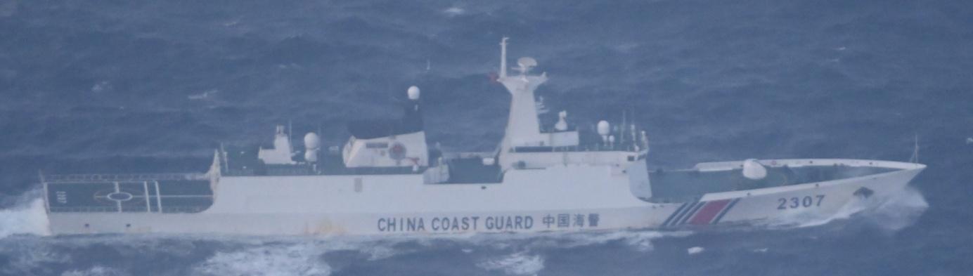 与三艘海军舰艇同行的中国海警2307船